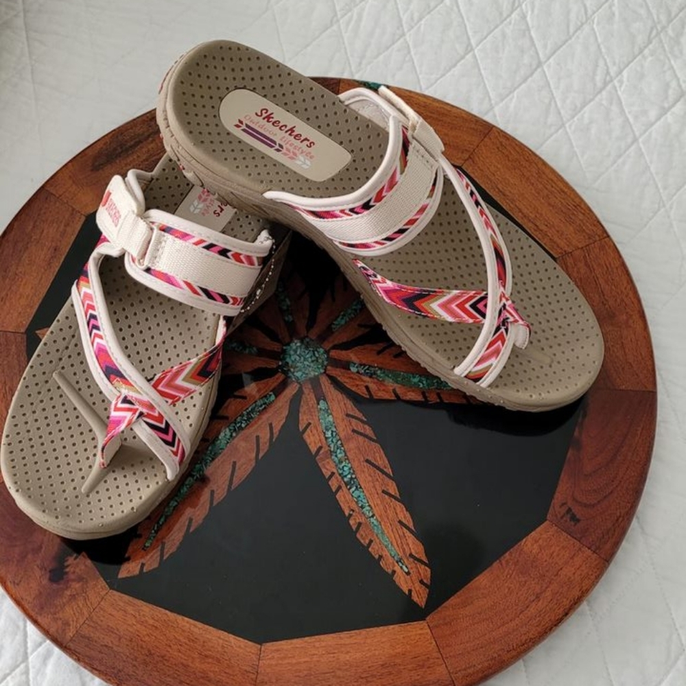 NIB Skechers Reggae Zig Swag sandals, sz 9